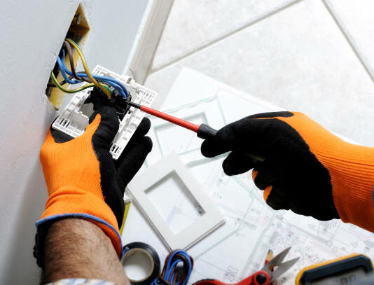 Revize elektroinstalace: Jak kontrolu objednat?