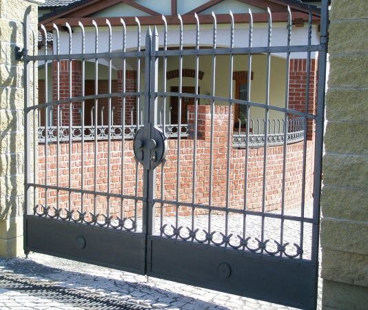 Kované brány a ploty: Investice do estetiky i ochrany majetku